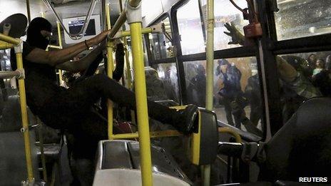 Protesters attacks a turnstile inside a bus. 25 Oct 2013