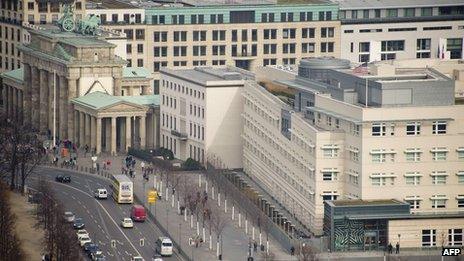 The US embassy (R) is seen next to the landmark Brandenburg Gate in Berlin (25 October 2013)