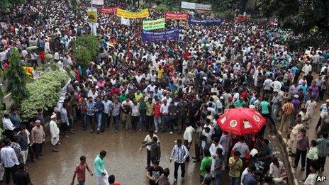 Bangladeshi opposition supporters gather for a rally defying a ban on protests, in Dhaka, Bangladesh, Friday, October 25, 2013