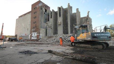 Water Eaton Grain Silo being demolished