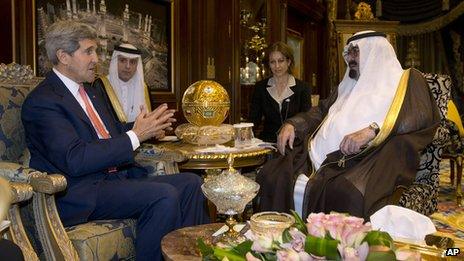 US Secretary of State John Kerry meets with Saudi Arabia's King Abdullah, right, in Riyadh (4 Nov 2013)