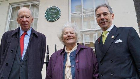 Lord Rothschild (l), Lady Soames and Councillor Robert Davis (r)