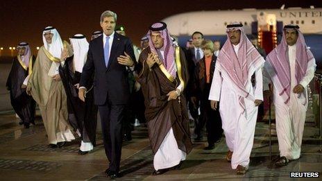 John Kerry and Prince Saud al-Faisal in Riyadh (3 November 2013)