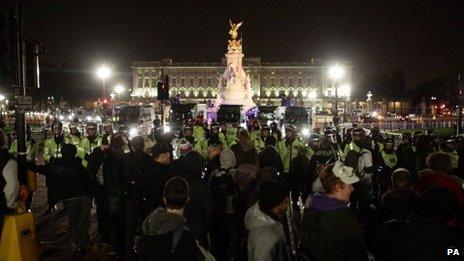 Police and protesters outside Buckingham Palace