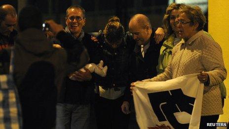 Basque separatist militant Elias Fernandez Castanares (2nd L) poses with family members and supporters after he was freed from jail in Villabona, northern Spain (8 November 2013