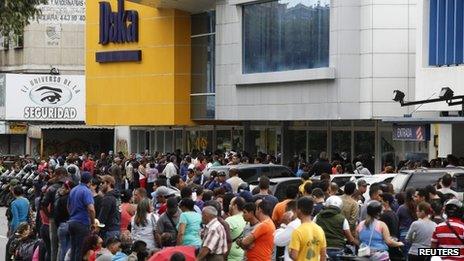 Shoppers outside a Daka store in Caracas (9 Nov 2013)