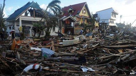 Aftermath of typhoon in Palo, 10 Nov