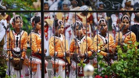 Sri Lankan girls in traditional costume at the Commonwealth summit in Sri Lanka, 15 November 2013