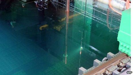 This handout picture taken by Tokyo Electric Power Co (Tepco) on 14 November 2013 shows an operation using imitation fuel rods during an exercise to remove the fuel rods from a pool at the unit four reactor building of Tepco's Fukushima Dai-ichi nuclear plant in the town of Okuma in Fukushima prefecture