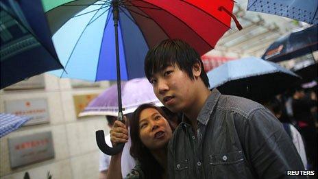 Shanghai mother meets son after gaokao exam