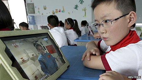 Pupil in China in lesson taught by astronaut