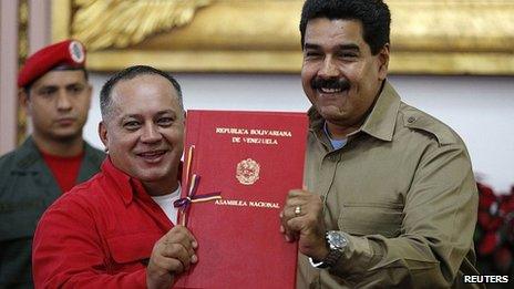 Nicolas Maduro (r) signed the bill watched by National Assembly President Diosdado Cabello. 19 Nov 2013