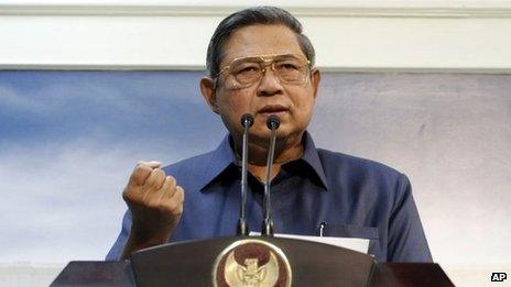 Indonesian President Susilo Bambang Yudhoyono gestures during a press conference at Palace in Jakarta, Indonesia, 20 November 2013