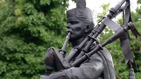 piper statue in Edinburgh