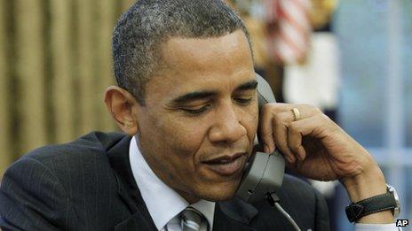 President Barack Obama talks to UK Prime Minister David Cameron (21 Nov)