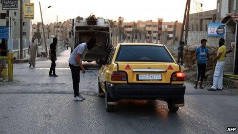 Self-styled "Islamist Police" stop vehicles in Raqqa (3 September 2013)