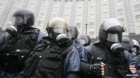 Riot police stand guard in front of the Ukrainian cabinet of ministers building during a rally in support of EU integration in Kiev