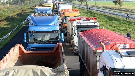 Lorries blocking road