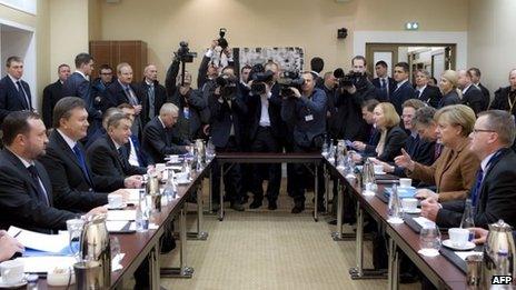 Ukrainian President Viktor Yanukovych talks to German Chancellor Angela Merkel in Vilnius (29 November 2013)