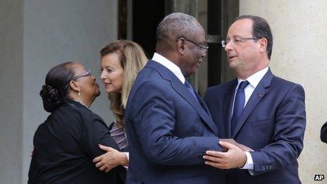 French President Francois Hollande, right, takes leave of Malian President Ibrahim Boubacar Keita, second from right, following their meeting at the Elysee Palace in Paris, Tuesday, Oct 1, 2013.