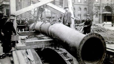 London sewer being built in 1920s