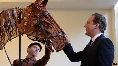 The PM met Matthew Forbes with the 'War Horse' from the West End Show at the Shanghai Exhibition Centre