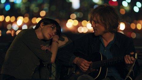 Anne Hathaway and Johnny Flynn in Song One