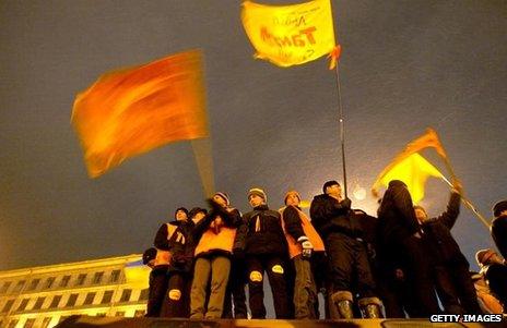 Protesters wave orange flags in the rain, November 2004