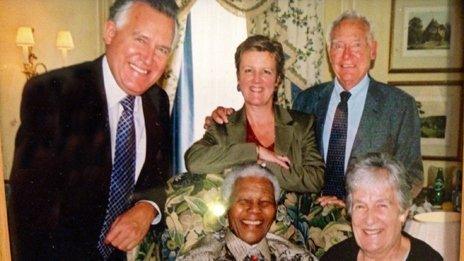 Roedd Nelson Mandela yn gyfaill i deulu Peter Hain
