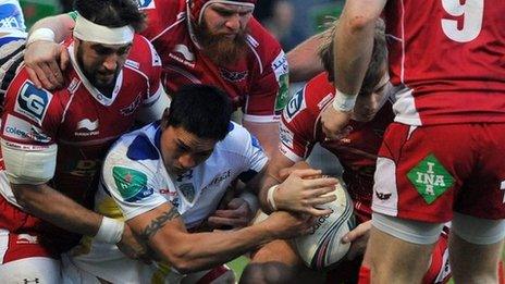 Clermont Auvergne's Regan King and Scarlets' Liam Williams lead the battle for the ball in the Heineken Cup