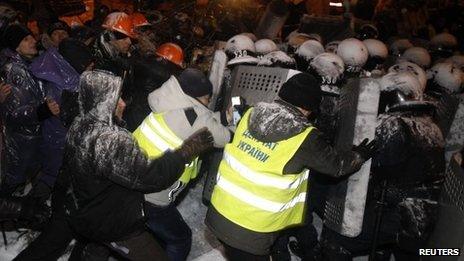 Police and protesters clash in Kiev