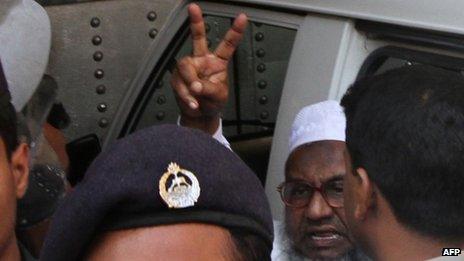 Abdul Quader Mullah gestures at the central jail in Dhaka on 5 February, 2013.