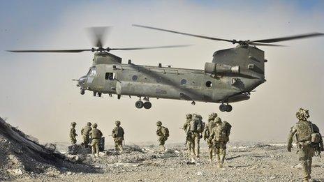 British Soldiers approach a Chinook aircraft in the Nahr-e Saraj district, Helmand Province, Afghanistan