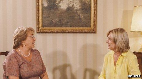 Evelyn Matthei (right) speaks to Michelle Bachelet after the second round of the presidential election on 15 December, 2013