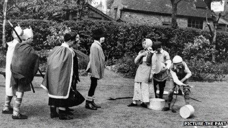 Children perform the Wise Men of Gotham in Eastwood in 1957