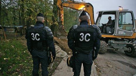 Police raid on Roma camp. 4 December, courtesy Collectif Rom du Val Maubuee