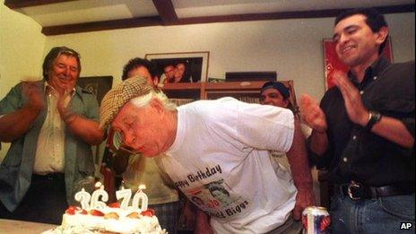 File photo from 8 August 1999 showing Ronnie Biggs blowing out candles on his birthday cake in Rio de Janeiro, Brazil