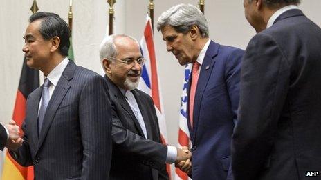 John Kerry shakes hands with Iranian foreign minister Mohammad Javad Zarif in Geneva (24 November 2013)