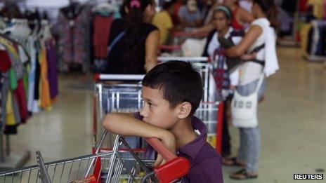 Supermarket queue in Caracas (27 Nov 2013)