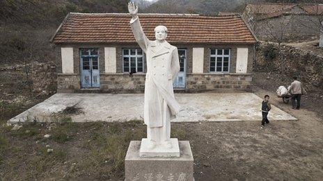 A Mao statue at Chuantou Village, Wulian County, Shandong Province, November 2008