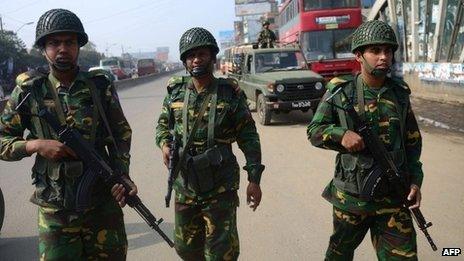 Bangladesh troops patrol streets of Dhaka. Photo: 24 December 2013