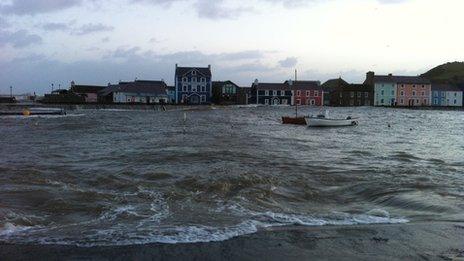 Llanw uchel yn Aberaeron