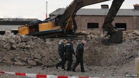 Police at the site where a World War Two bomb exploded in Euskirchen (3 January 2014)