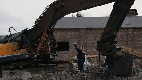 Police at the site where a World War Two bomb exploded in Euskirchen (3 January 2014)