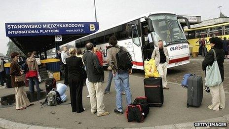 Polish migrant workers leave Poland for the UK in 2006