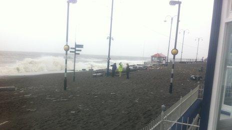 Swyddogion yn gofyn i bobl adael eu cartrefi ar bromenâd Aberystwyth ddydd Llun