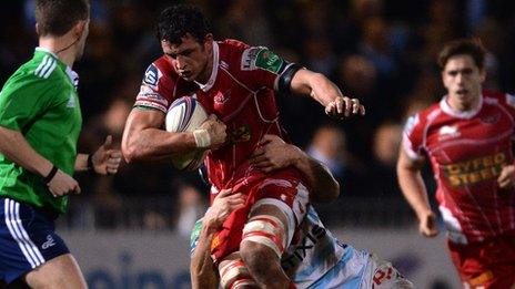 Aaron Shingler on the attack for the Scarlets