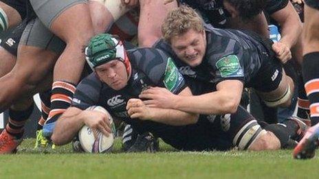 Julian Salvi scores a try v Treviso