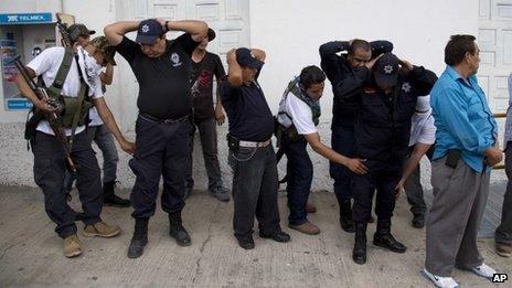 Police searched by Michoacan vigilantes