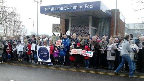 Minsthorpe swimming pool demonstration